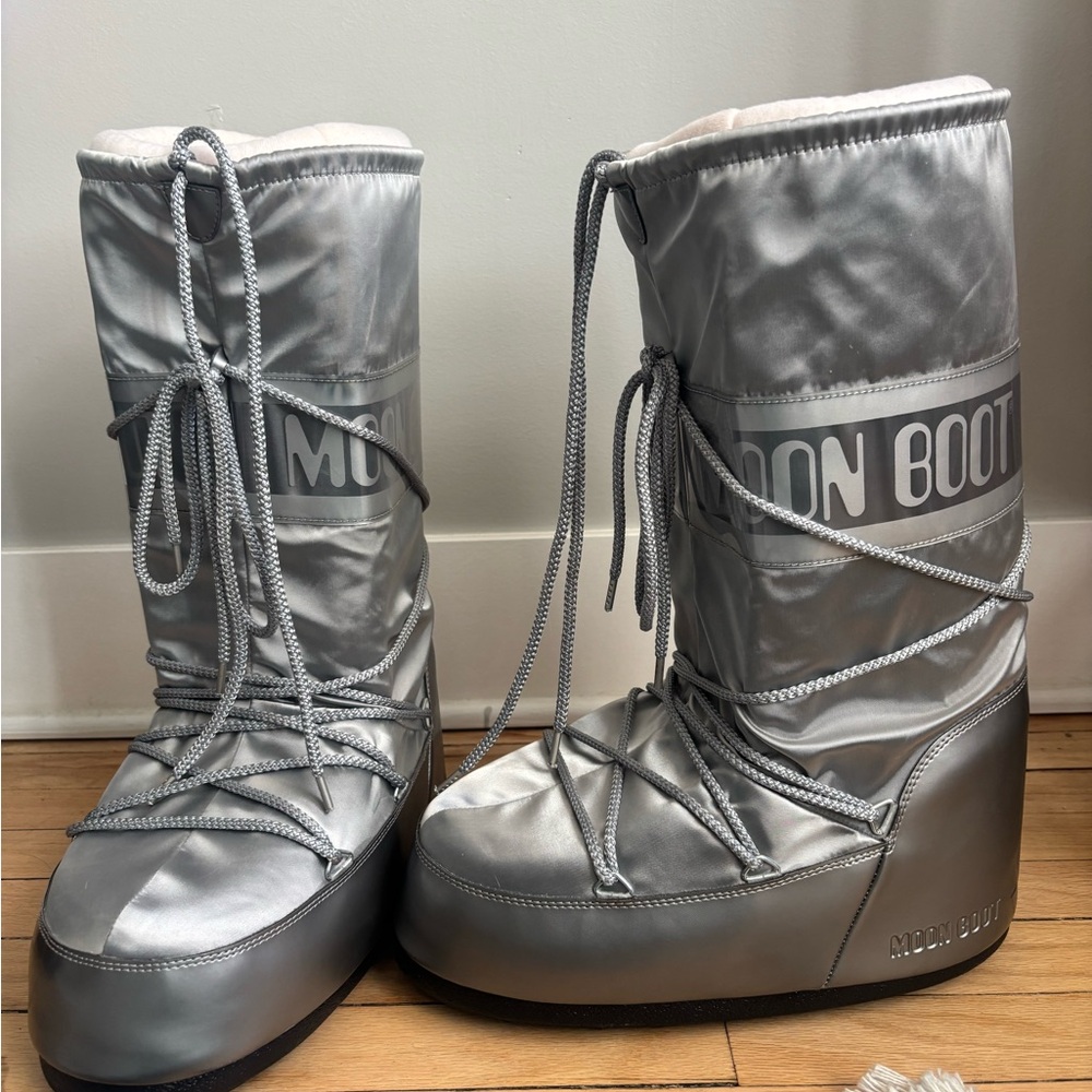 ICON GLANCE SILVER SATIN MOON BOOTS - Picture 2 of 7